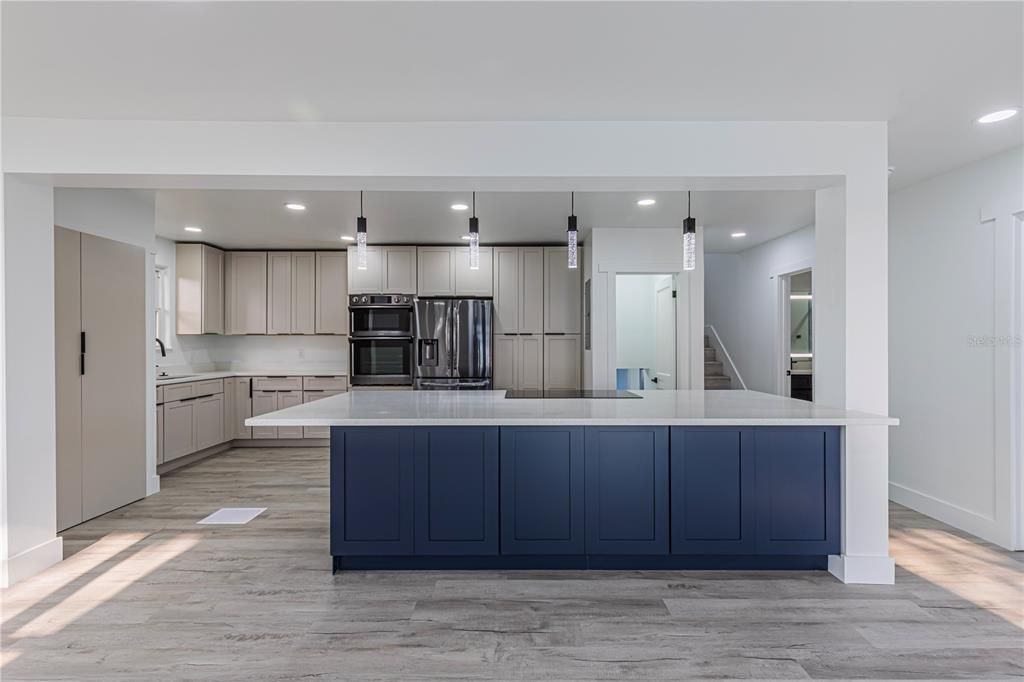 出租: $3,900 (6 贝兹, 3 浴室, 2300 平方英尺)