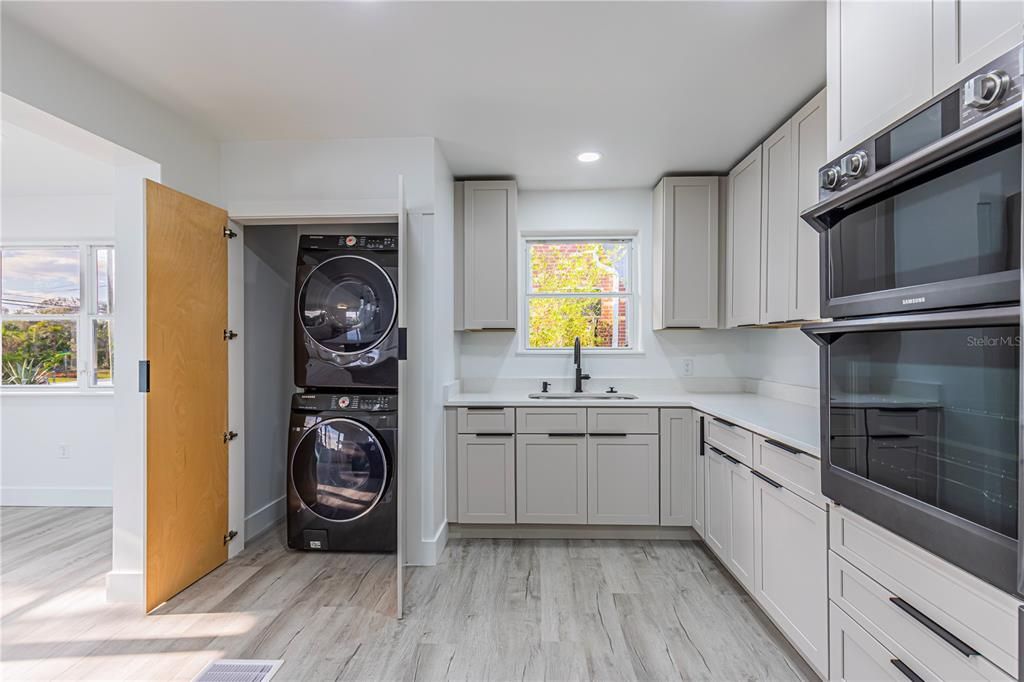 出租: $3,900 (6 贝兹, 3 浴室, 2300 平方英尺)