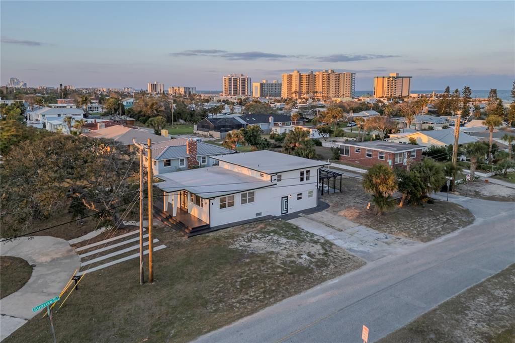 出租: $3,900 (6 贝兹, 3 浴室, 2300 平方英尺)