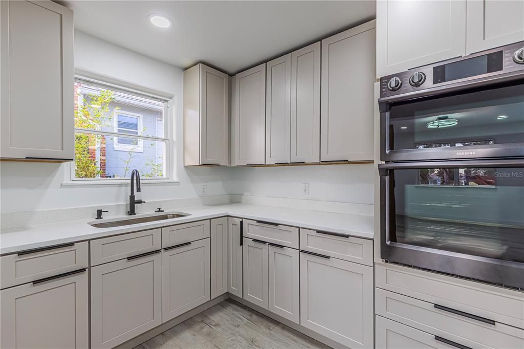 出租: $3,900 (6 贝兹, 3 浴室, 2300 平方英尺)