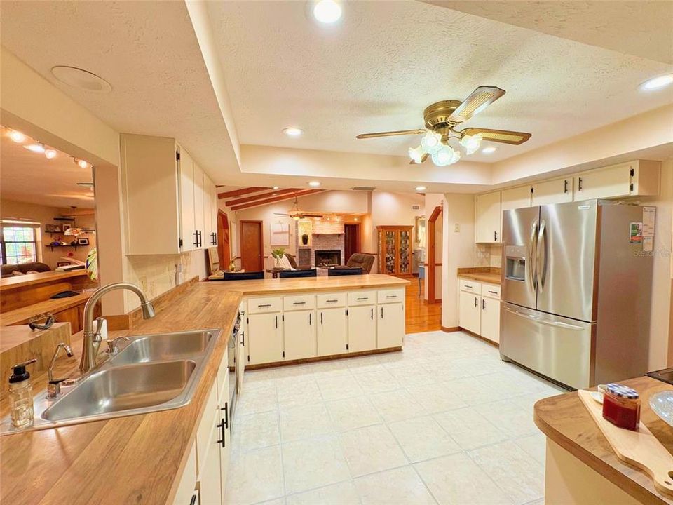 For Sale: $949,000 (5 beds, 3 baths, 3656 Square Feet)