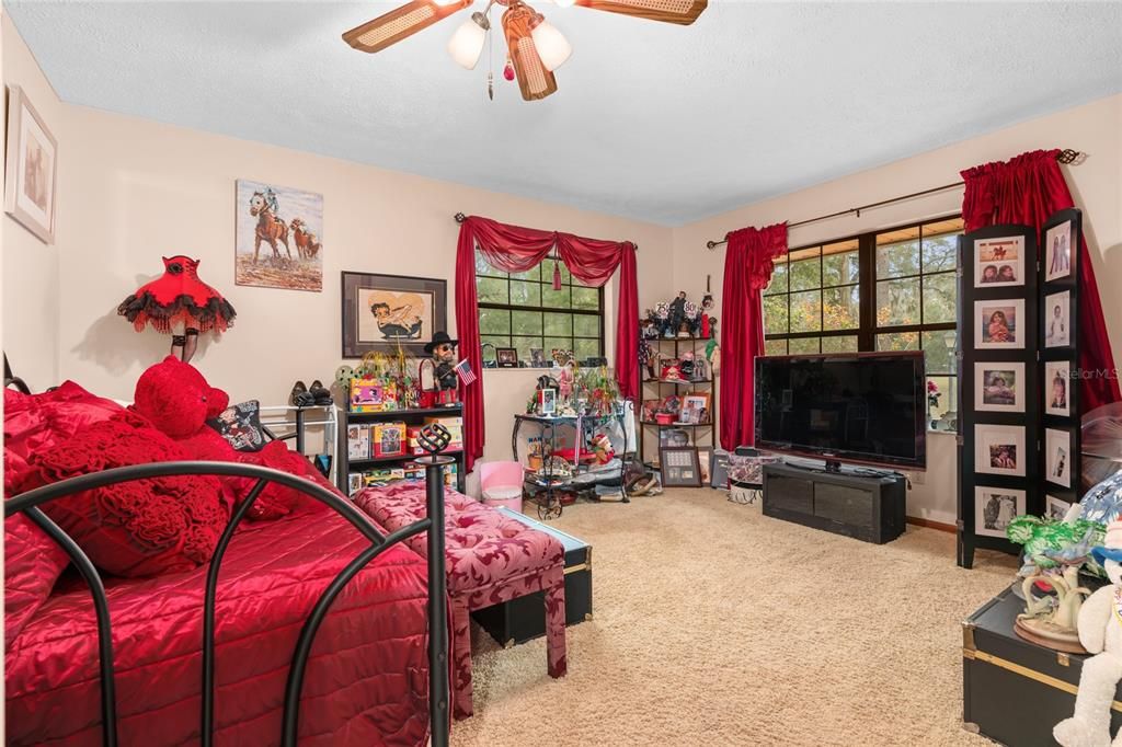 For Sale: $949,000 (5 beds, 3 baths, 3656 Square Feet)