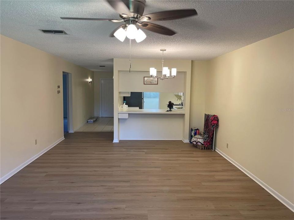 合同活跃: $1,650 (2 贝兹, 2 浴室, 1220 平方英尺)