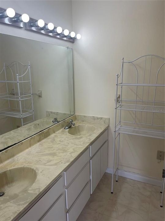 合同活跃: $1,650 (2 贝兹, 2 浴室, 1220 平方英尺)