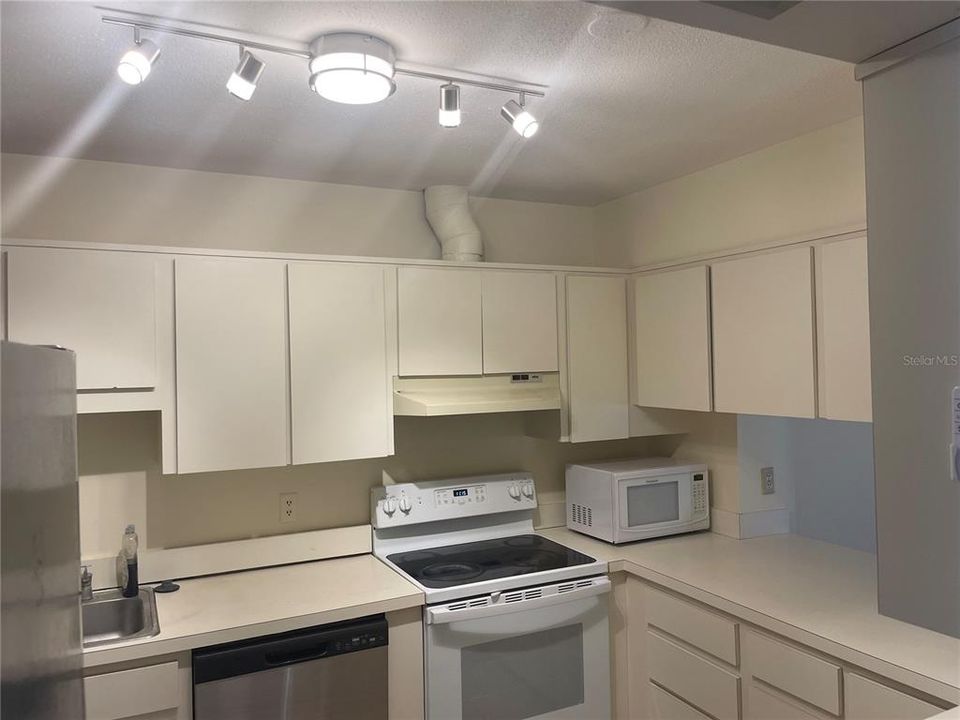 合同活跃: $1,650 (2 贝兹, 2 浴室, 1220 平方英尺)