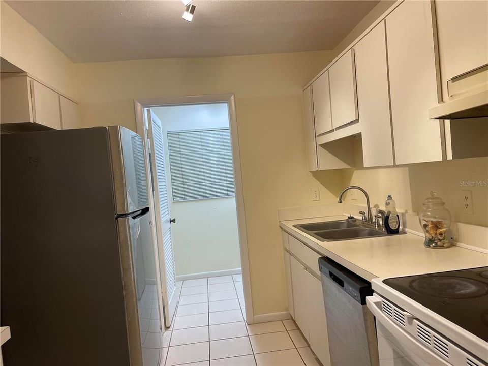 合同活跃: $1,650 (2 贝兹, 2 浴室, 1220 平方英尺)