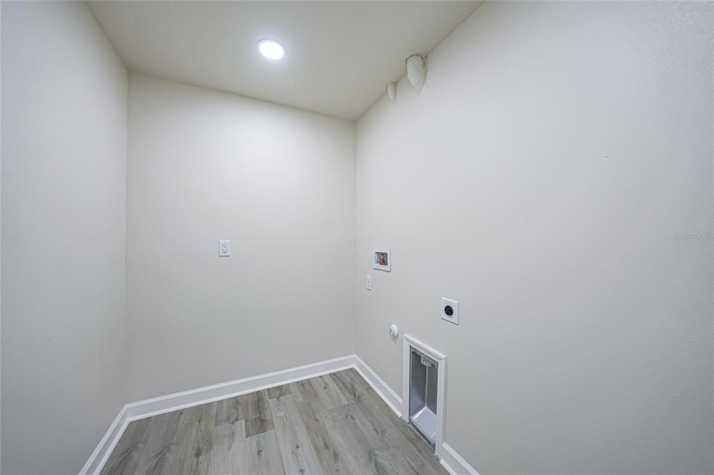 待售: $1,000,000 (27 贝兹, 0 浴室, 5885 平方英尺)