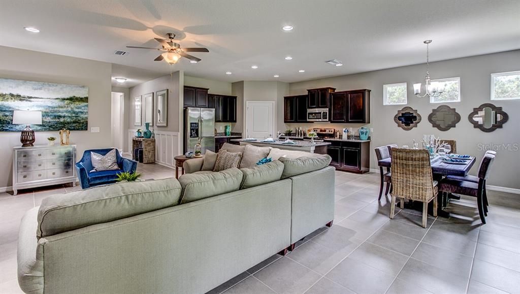 合同活跃: $338,990 (4 贝兹, 2 浴室, 2034 平方英尺)