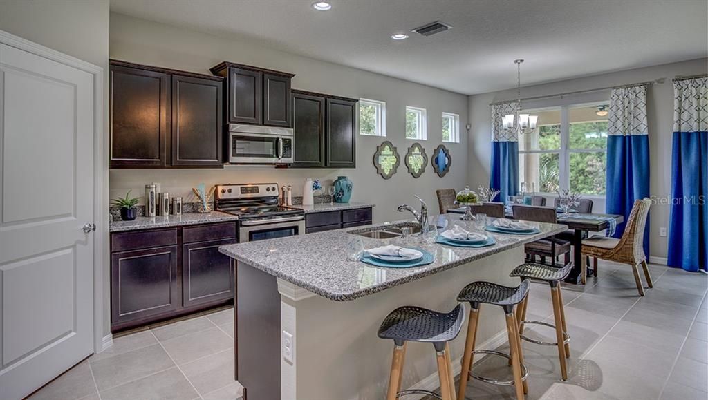 合同活跃: $338,990 (4 贝兹, 2 浴室, 2034 平方英尺)