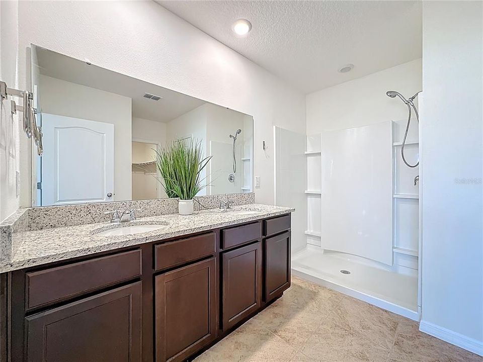 For Rent: $2,290 (4 beds, 2 baths, 1830 Square Feet)