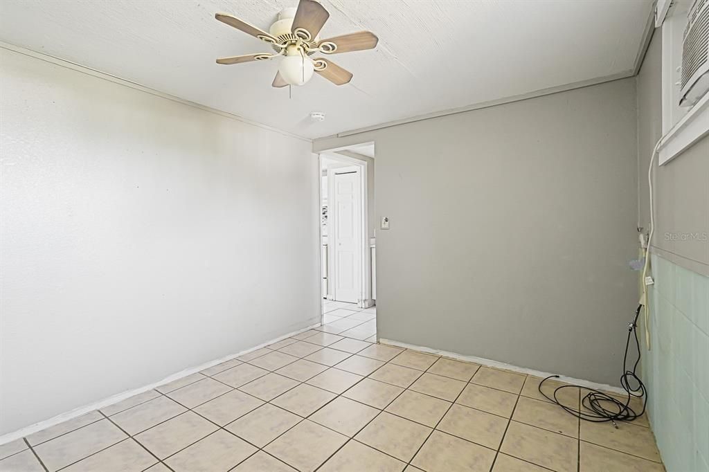 For Rent: $950 (1 beds, 1 baths, 500 Square Feet)