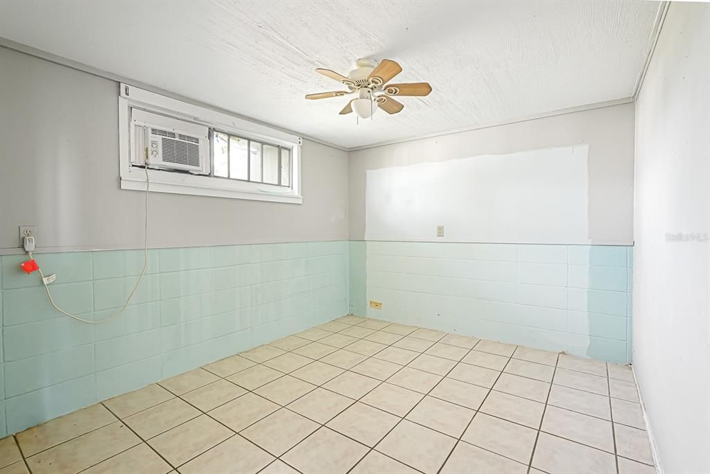 For Rent: $950 (1 beds, 1 baths, 500 Square Feet)