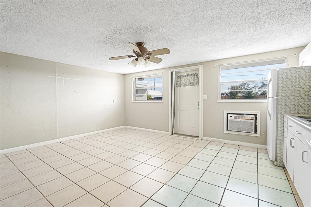 For Rent: $950 (1 beds, 1 baths, 500 Square Feet)