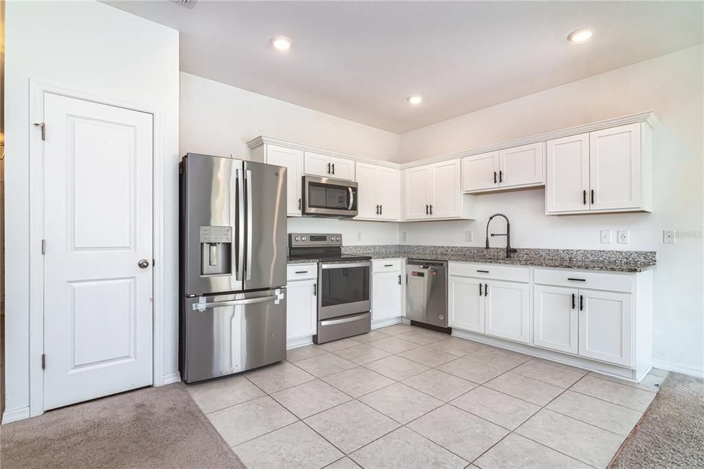 For Sale: $200,000 (3 beds, 2 baths, 1404 Square Feet)