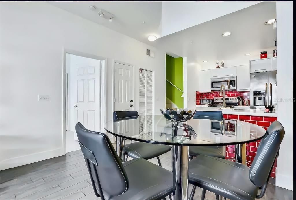 待售: $226,000 (3 贝兹, 2 浴室, 1296 平方英尺)