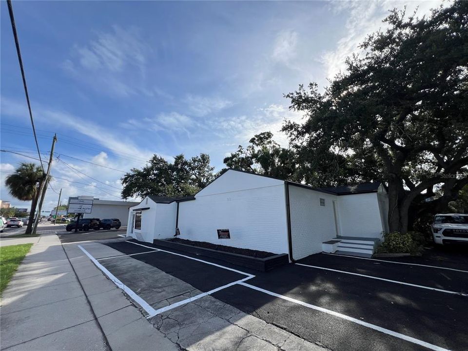 合同活跃: $1,395,000 (0 贝兹, 0 浴室, 1913 平方英尺)