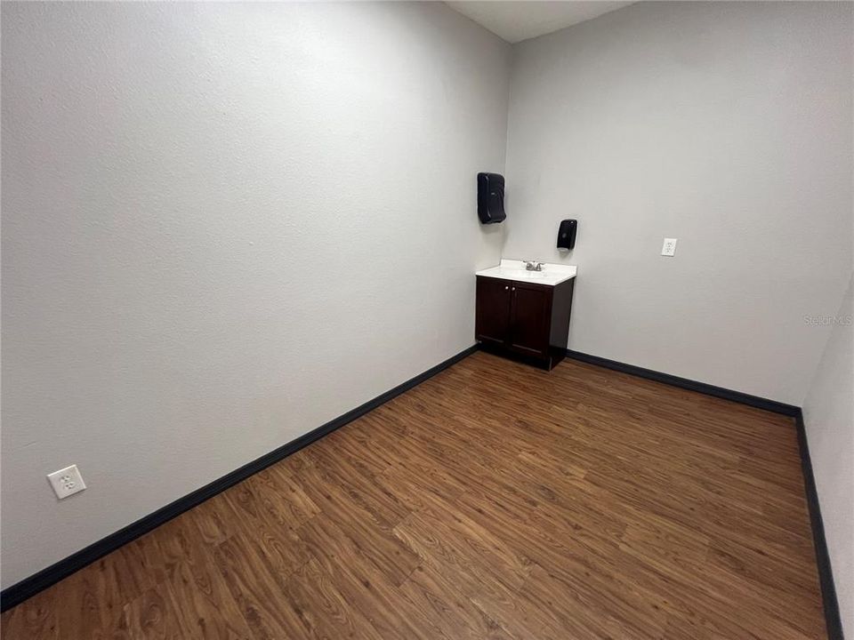 合同活跃: $1,395,000 (0 贝兹, 0 浴室, 1913 平方英尺)