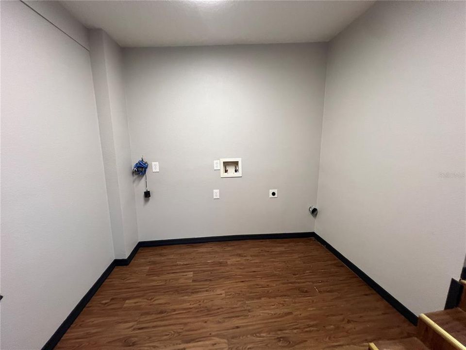 合同活跃: $1,395,000 (0 贝兹, 0 浴室, 1913 平方英尺)