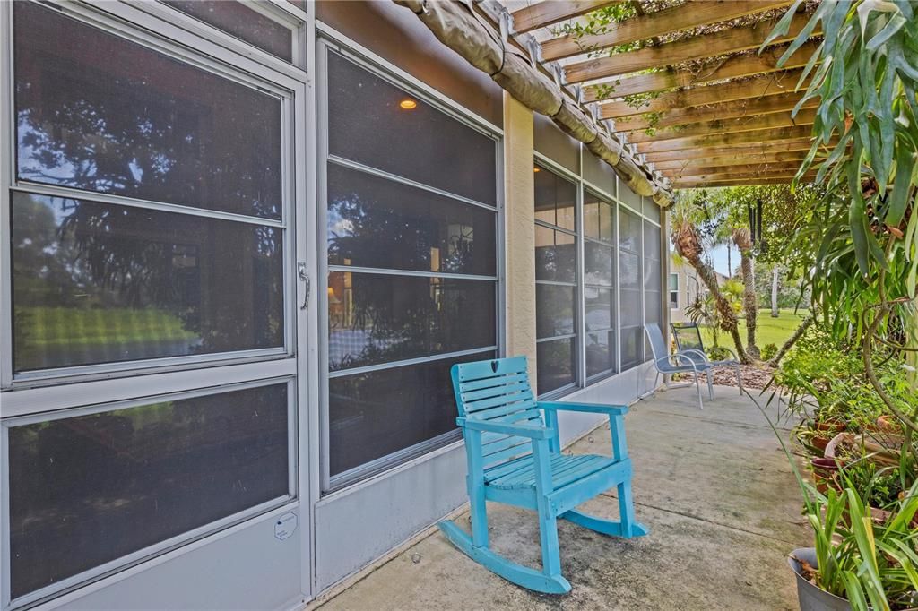 Activo con contrato: $329,000 (2 camas, 2 baños, 1827 Pies cuadrados)