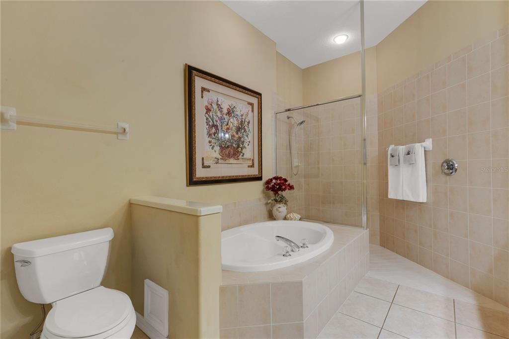 Activo con contrato: $329,000 (2 camas, 2 baños, 1827 Pies cuadrados)