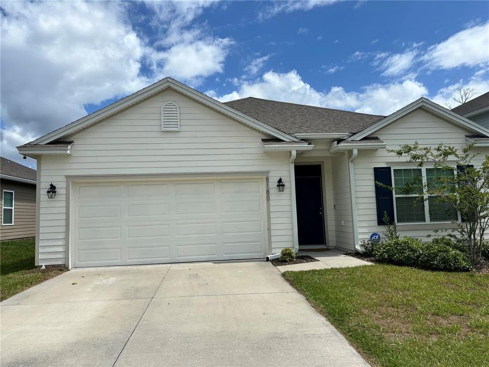 合同活跃: $2,490 (4 贝兹, 2 浴室, 2296 平方英尺)