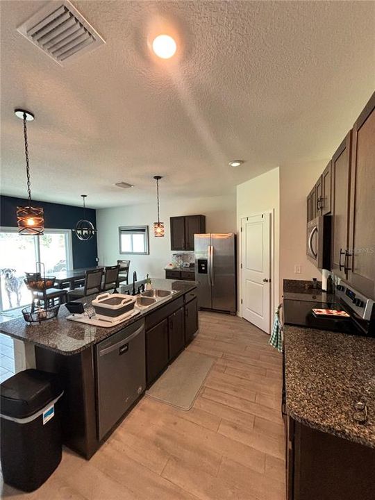 合同活跃: $2,490 (4 贝兹, 2 浴室, 2296 平方英尺)