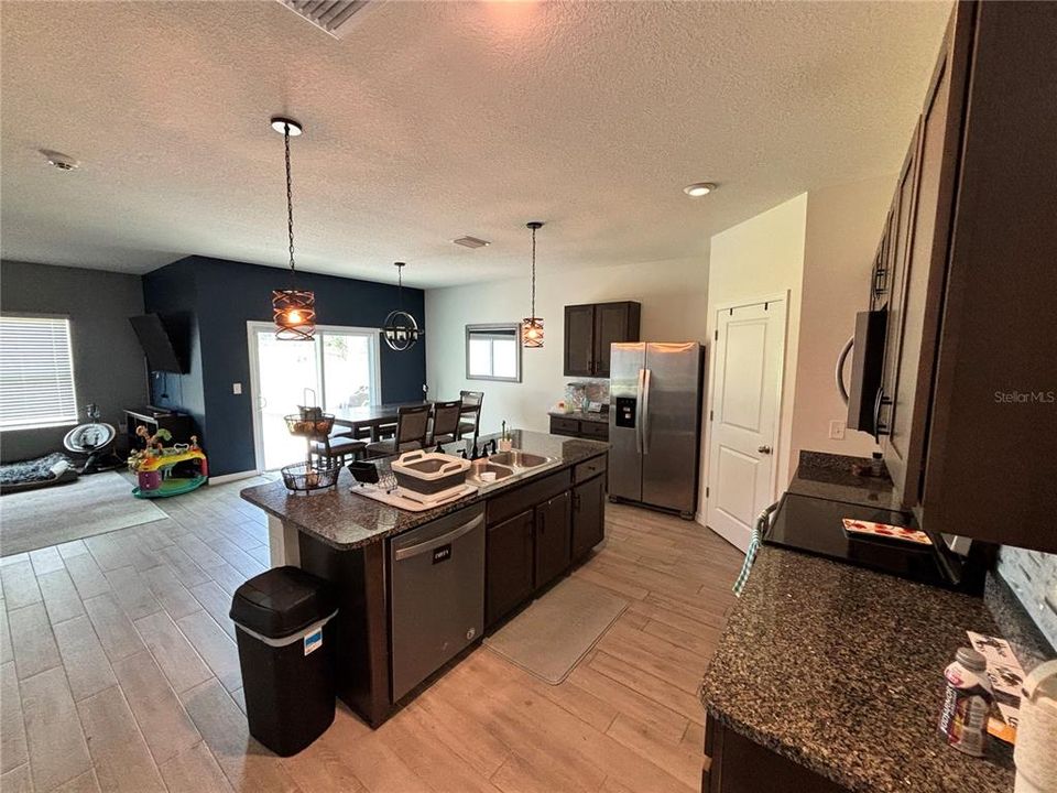 合同活跃: $2,490 (4 贝兹, 2 浴室, 2296 平方英尺)