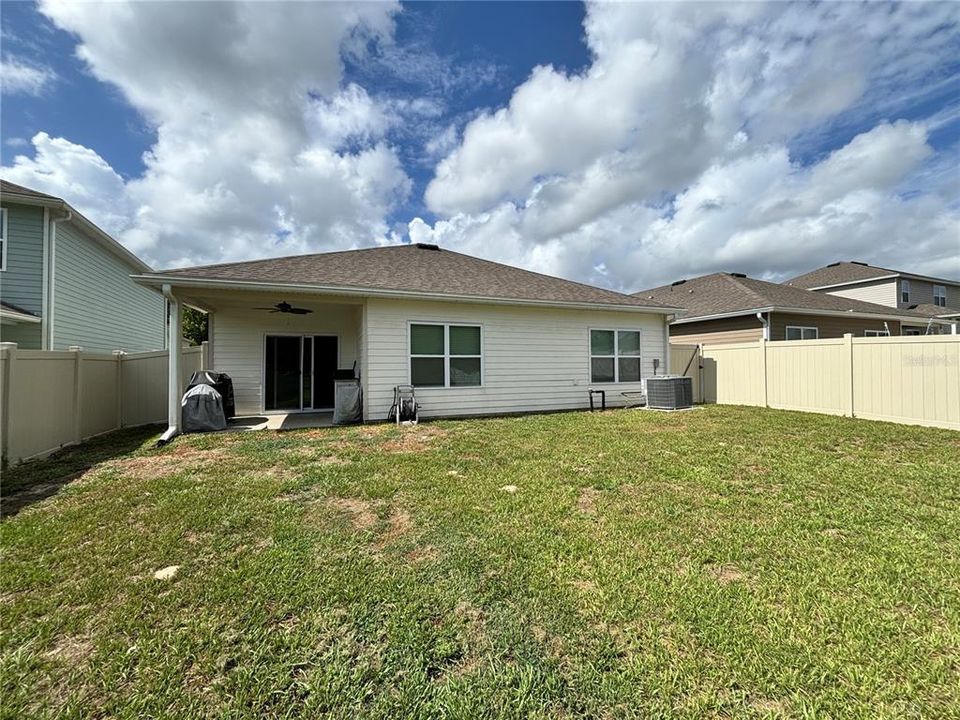 合同活跃: $2,490 (4 贝兹, 2 浴室, 2296 平方英尺)