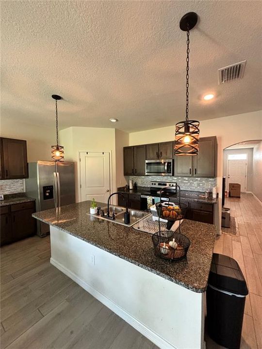 合同活跃: $2,490 (4 贝兹, 2 浴室, 2296 平方英尺)