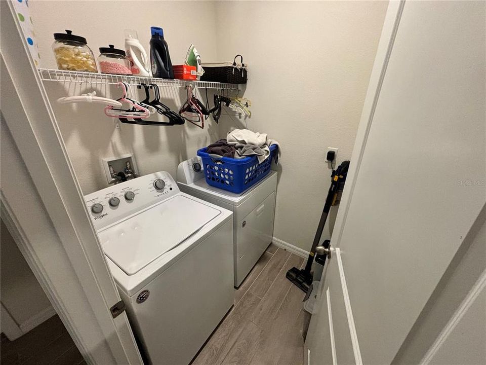 合同活跃: $2,490 (4 贝兹, 2 浴室, 2296 平方英尺)