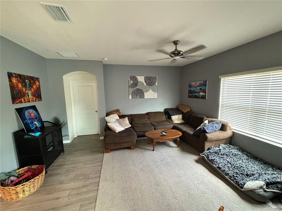 合同活跃: $2,490 (4 贝兹, 2 浴室, 2296 平方英尺)