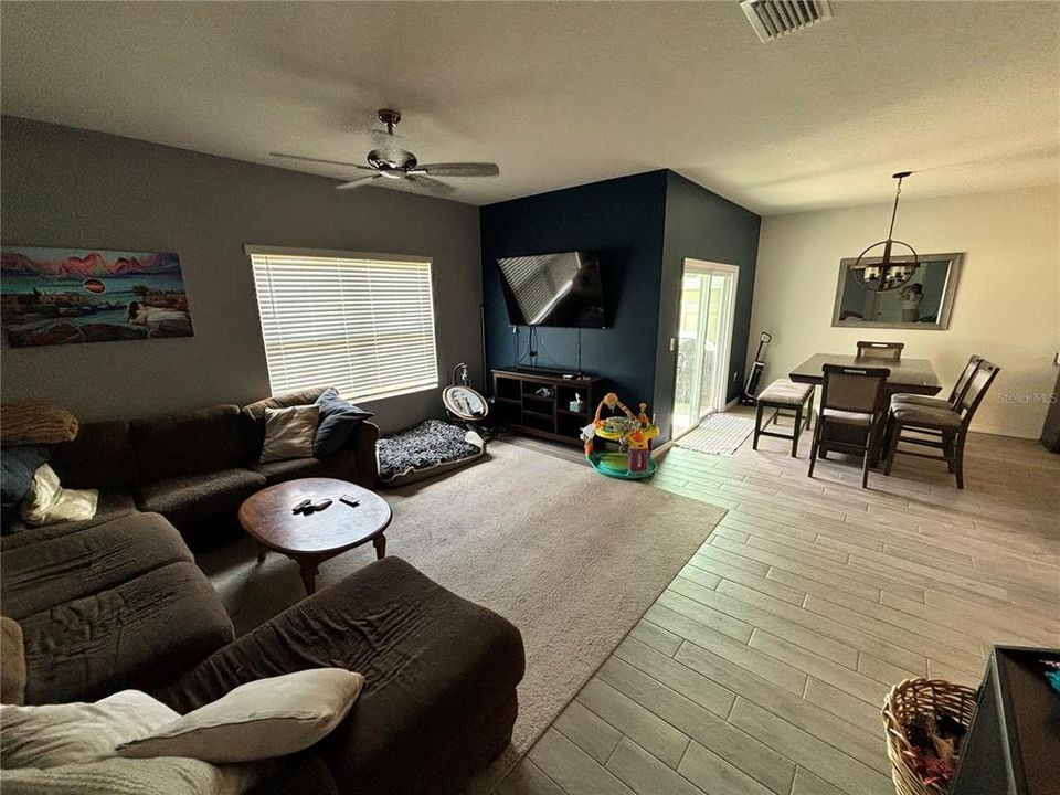 合同活跃: $2,490 (4 贝兹, 2 浴室, 2296 平方英尺)