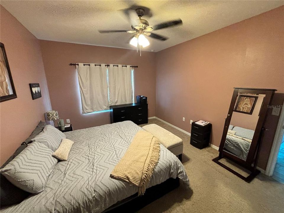 合同活跃: $2,490 (4 贝兹, 2 浴室, 2296 平方英尺)