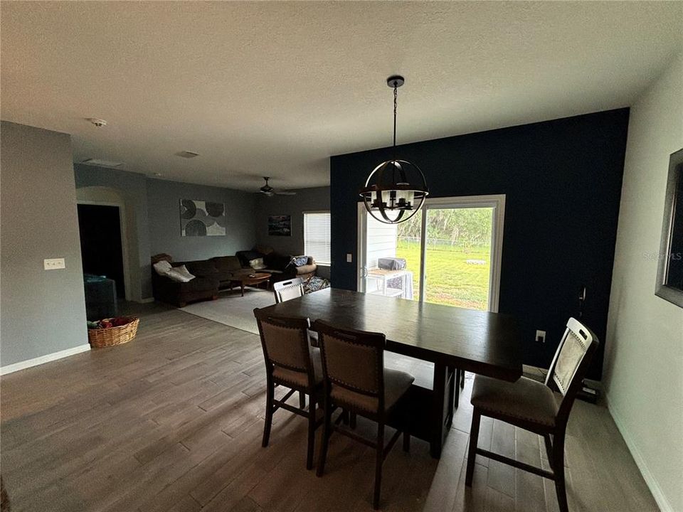 合同活跃: $2,490 (4 贝兹, 2 浴室, 2296 平方英尺)