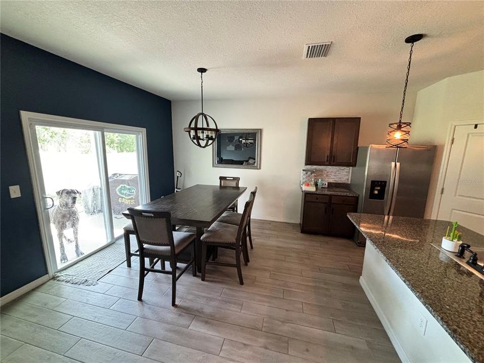 合同活跃: $2,490 (4 贝兹, 2 浴室, 2296 平方英尺)