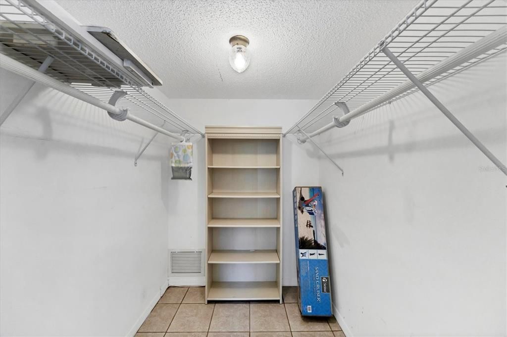 Activo con contrato: $179,000 (2 camas, 2 baños, 1409 Pies cuadrados)