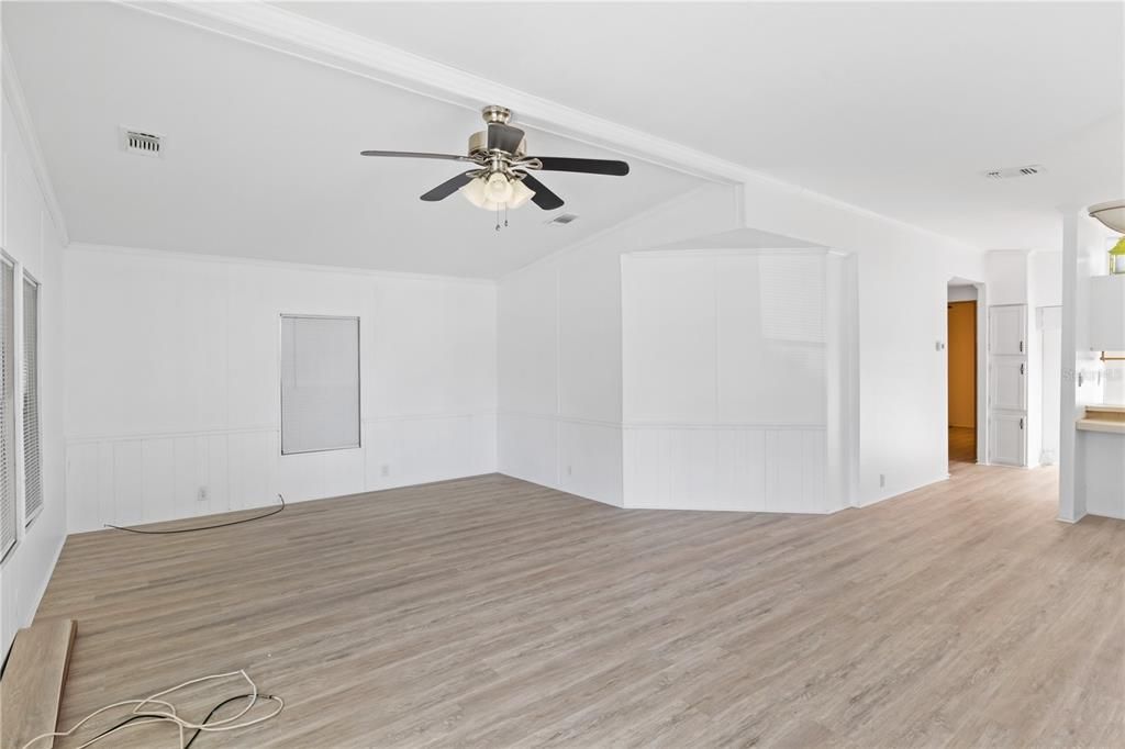 На продажу: $129,900 (2 спален, 2 ванн, 1035 Квадратных фут)