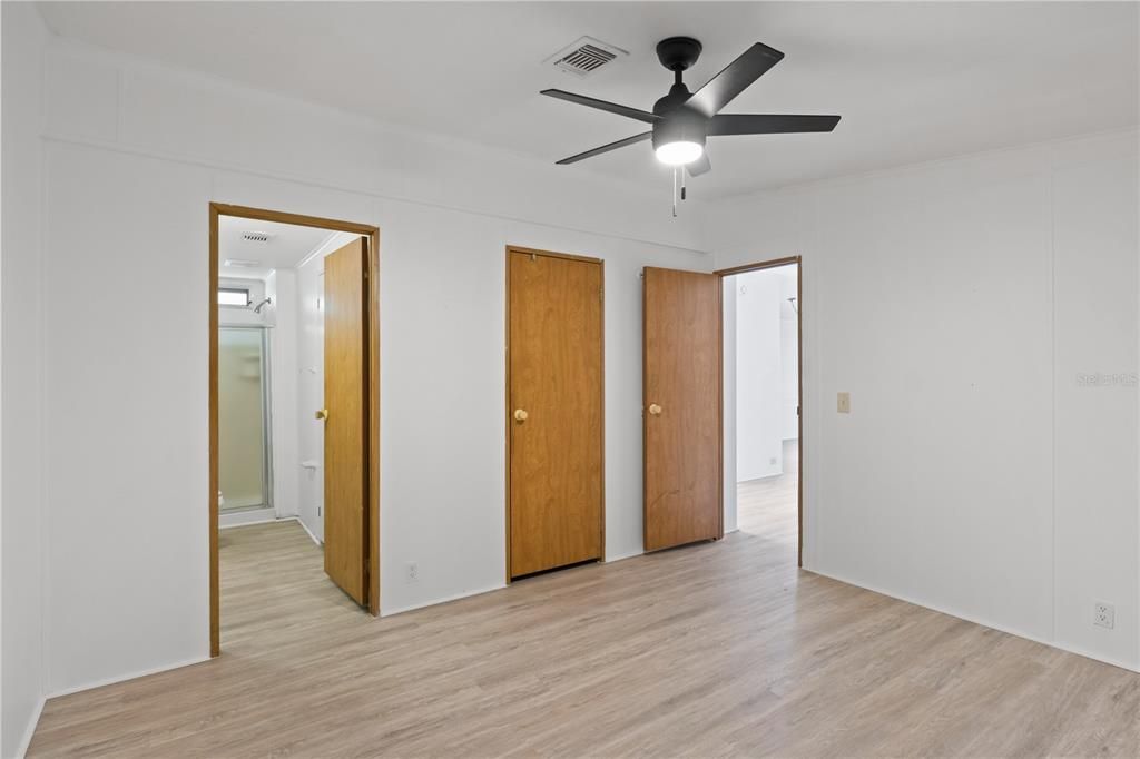 На продажу: $129,900 (2 спален, 2 ванн, 1035 Квадратных фут)