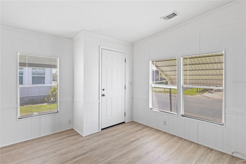 На продажу: $129,900 (2 спален, 2 ванн, 1035 Квадратных фут)