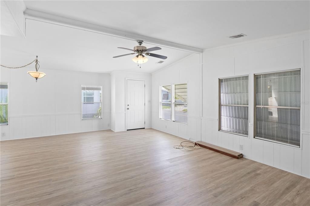 На продажу: $129,900 (2 спален, 2 ванн, 1035 Квадратных фут)