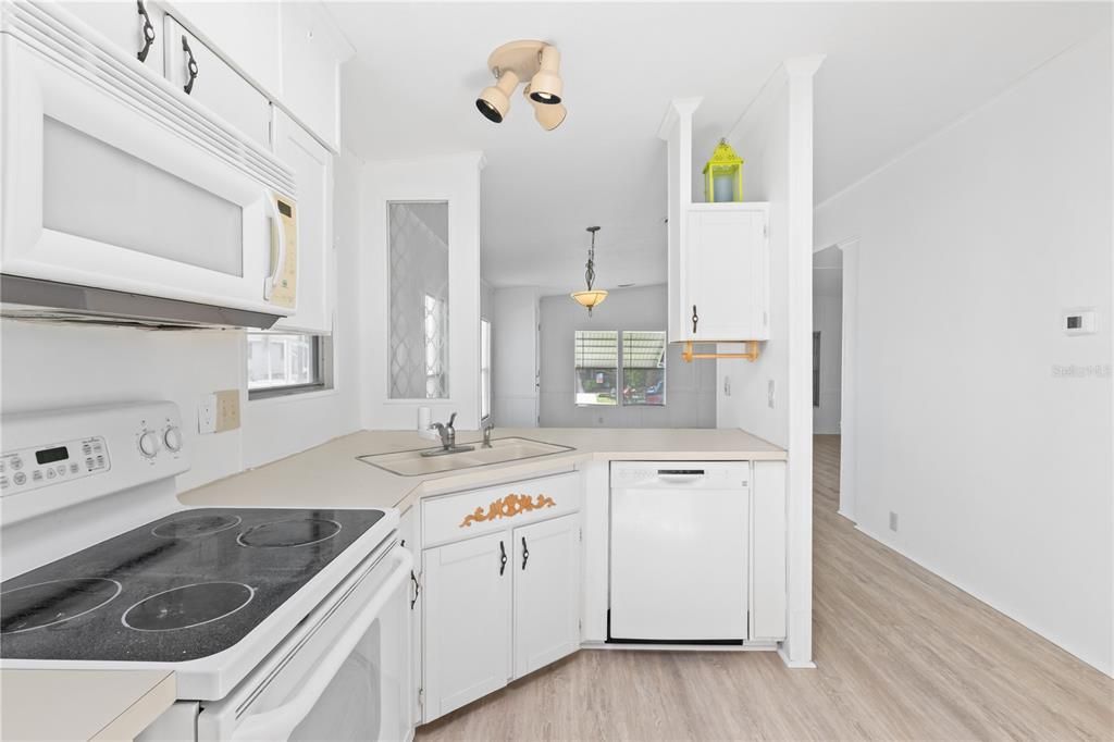 На продажу: $129,900 (2 спален, 2 ванн, 1035 Квадратных фут)