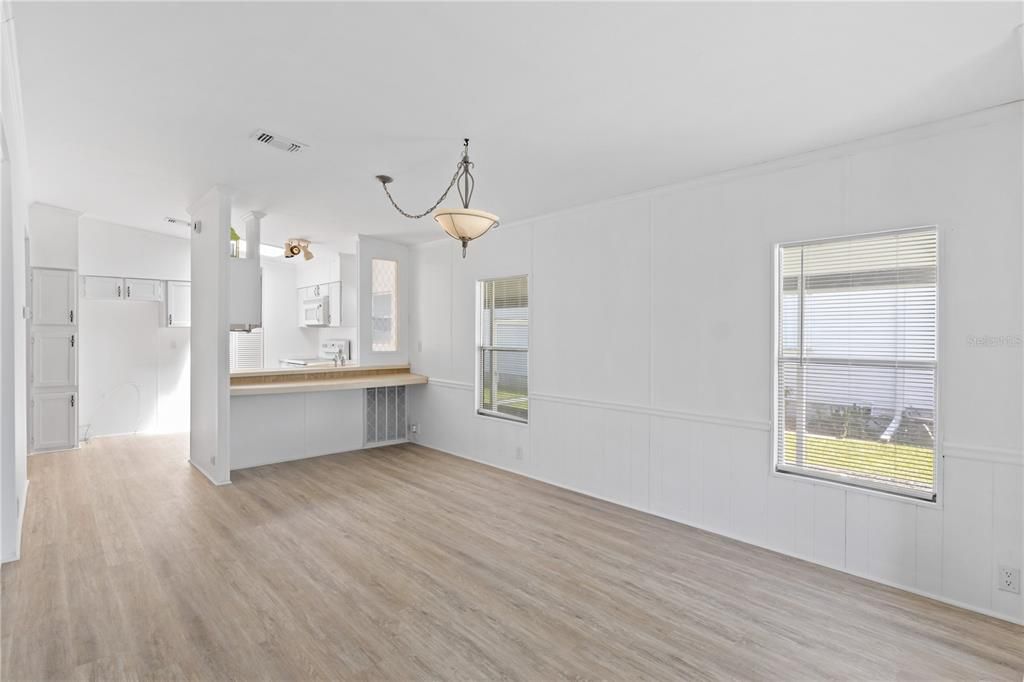 На продажу: $129,900 (2 спален, 2 ванн, 1035 Квадратных фут)