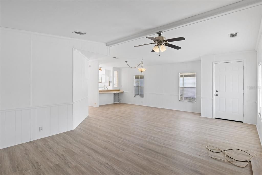 На продажу: $129,900 (2 спален, 2 ванн, 1035 Квадратных фут)