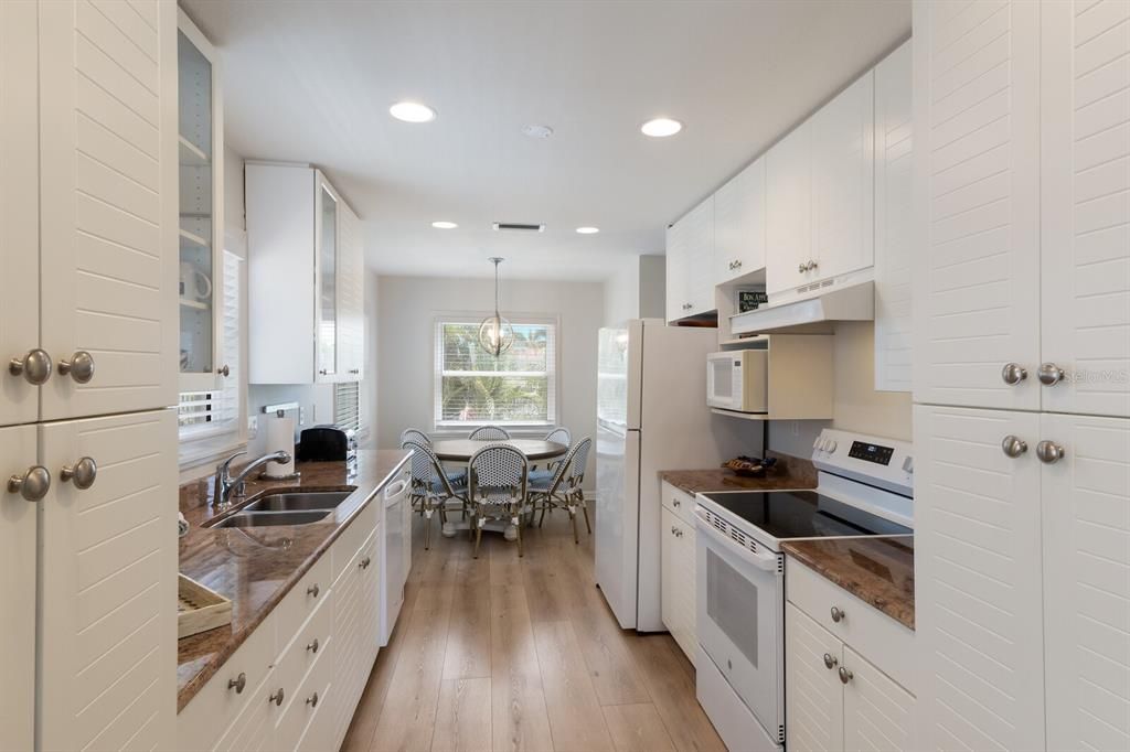 Под контрактом: $1,895,000 (5 спален, 4 ванн, 2342 Квадратных фут)