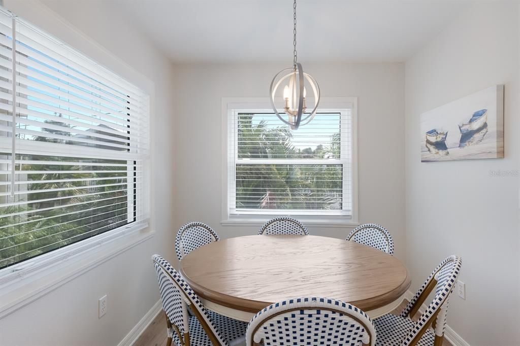 Под контрактом: $1,895,000 (5 спален, 4 ванн, 2342 Квадратных фут)