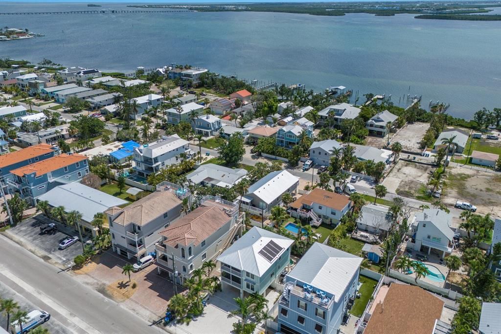 Под контрактом: $1,895,000 (5 спален, 4 ванн, 2342 Квадратных фут)