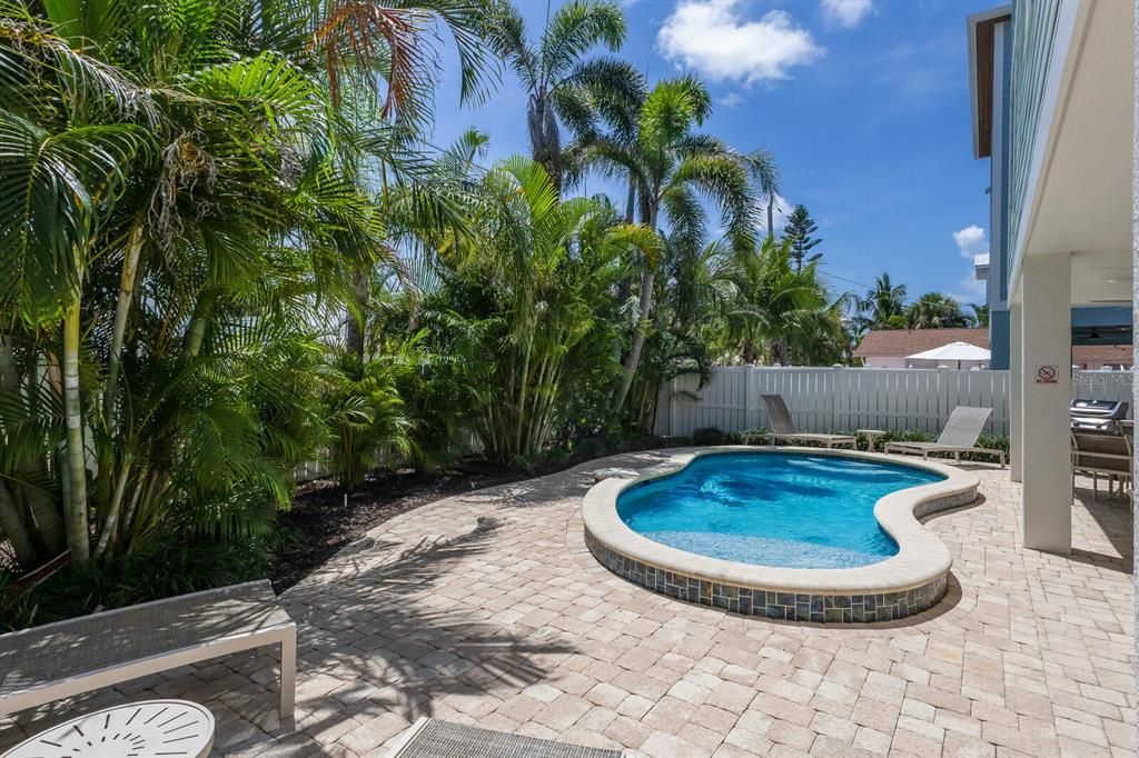 Под контрактом: $1,895,000 (5 спален, 4 ванн, 2342 Квадратных фут)