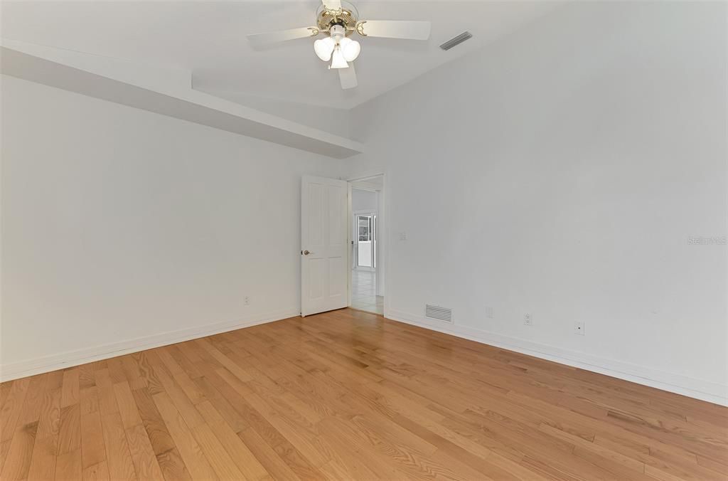 Под контрактом: $1,850,000 (3 спален, 2 ванн, 2522 Квадратных фут)