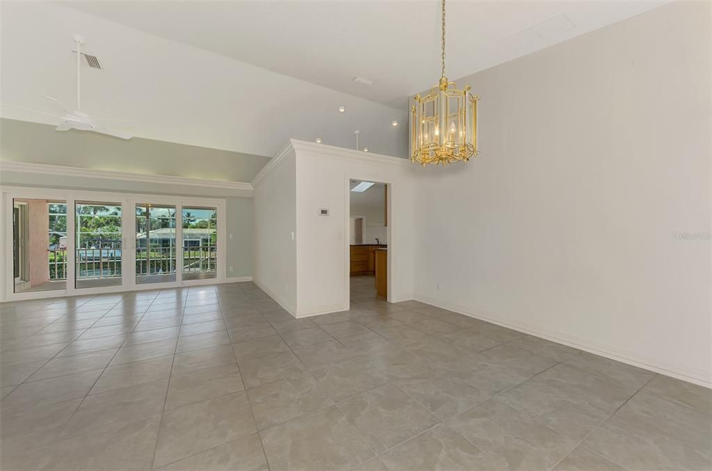 Под контрактом: $1,850,000 (3 спален, 2 ванн, 2522 Квадратных фут)