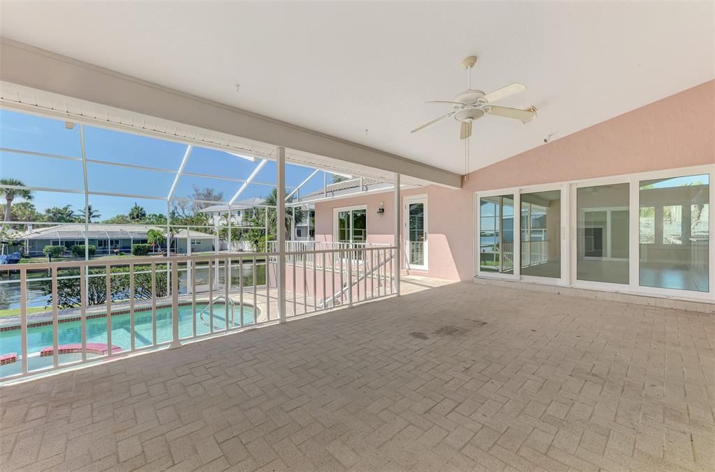 Под контрактом: $1,850,000 (3 спален, 2 ванн, 2522 Квадратных фут)